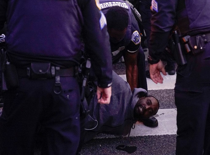  Một người bị bắt giữ trong các cuộc đụng độ giữa người biểu tình và cảnh sát. Ảnh: AP