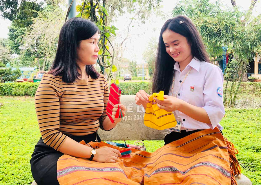 Trong quá trình khởi nghiệp, em Trần Thị Thảo (bìa phải) luôn nhận được sự hỗ trợ của cô giáo Trần Thị Phương Anh. Ảnh: Thủy Bình 