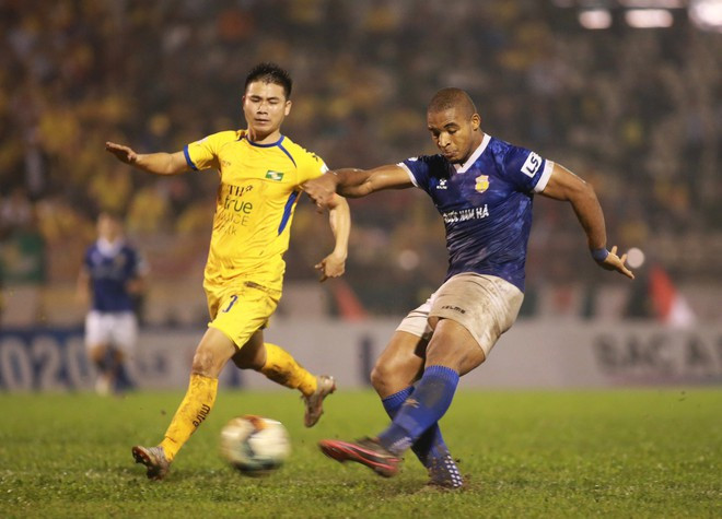 Rafaelson (phải, D.Nam Định) đã trải đủ những cung bậc cảm xúc trong trận cầu căng thẳng Rafaelson (phải, D.Nam Định) đã trải đủ những cung bậc cảm xúc trong trận cầu căng thẳng