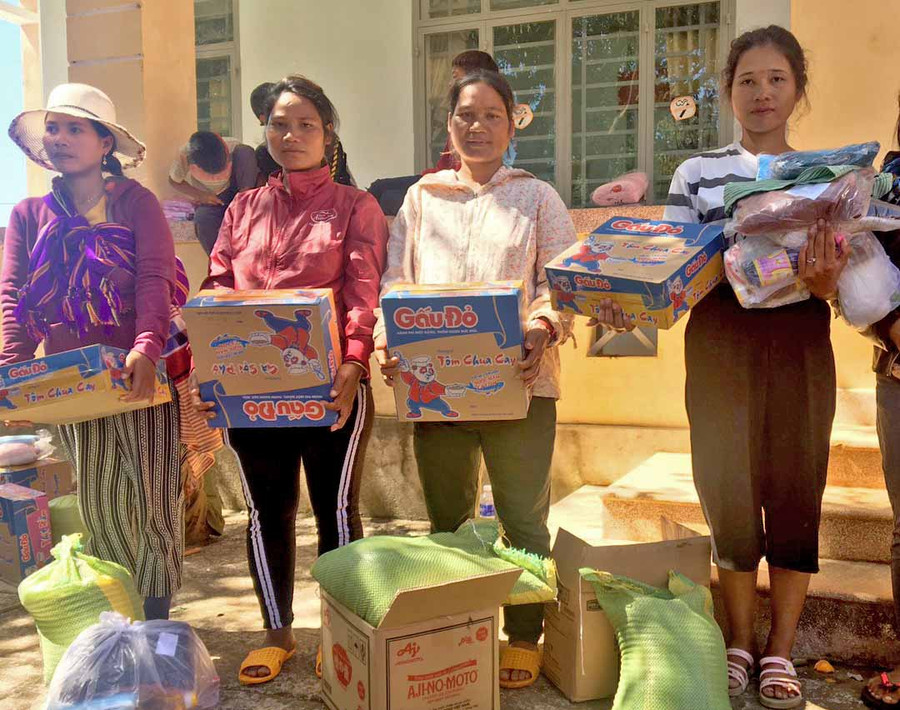 Tặng quà cho người nghèo xã Chư Đang Ya. Ảnh: Hồng Ngọc Tặng quà cho người khuyết tật, người già neo đơn xã Chư Đang Ya. Ảnh: Hồng Ngọc
