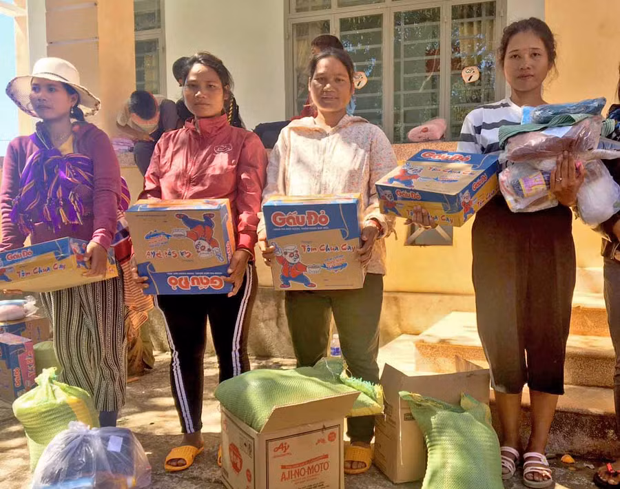 Tặng quà cho người khuyết tật, người già neo đơn xã Chư Đang Ya. Ảnh: Hồng Ngọc