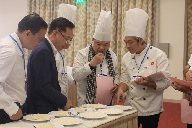 Ban giám khảo cuộc thi gạo ngon là các đầu bếp, đại diện Hiệp hội Lương thực Việt Nam, Hội Đầu bếp,... Ảnh: Hồng Phúc. Ban giám khảo cuộc thi gạo ngon là các đầu bếp, đại diện Hiệp hội Lương thực Việt Nam, Hội Đầu bếp,... Ảnh: Hồng Phúc.