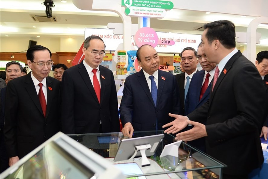 Thủ tướng Nguyễn Xuân Phúc (giữa) tham quan triển lãm thành tựu TP Hồ Chí Minh trong khuôn khổ Đại hội Đại biểu Đảng bộ TPHCM lần thứ XI, nhiệm kỳ 2020 – 2025. Ảnh M.Q