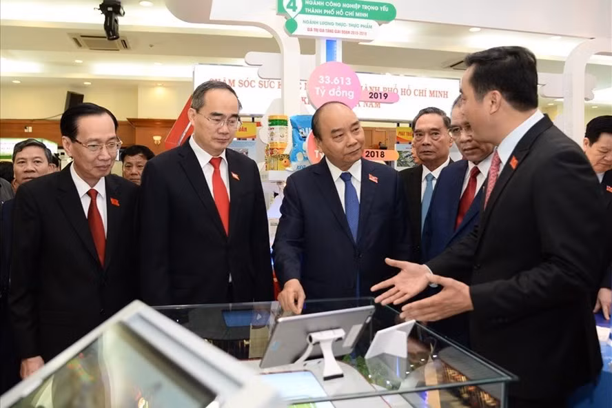 Thủ tướng Nguyễn Xuân Phúc (giữa) tham quan triển lãm thành tựu TP Hồ Chí Minh trong khuôn khổ Đại hội Đại biểu Đảng bộ TPHCM lần thứ XI, nhiệm kỳ 2020 – 2025. Ảnh M.Q
