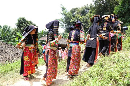 Những điệu múa độc đáo theo nhịp trống đồng của người Lô Lô. Ảnh: V.T Những điệu múa độc đáo theo nhịp trống đồng của người Lô Lô. Ảnh: V.T