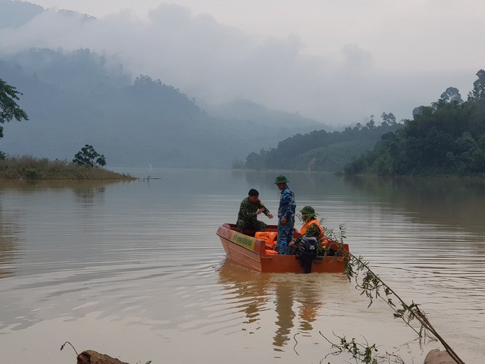 Lực lượng chức năng tổ chức tìm kiếm 13 nạn nhân mất tích trên khu vực sông Leng và lòng hồ thủy điện Sông Tranh 2. Ảnh: Hoàng Thọ Lực lượng chức năng tổ chức tìm kiếm 13 nạn nhân mất tích trên khu vực sông Leng và lòng hồ thủy điện Sông Tranh 2. Ảnh: Hoàng Thọ