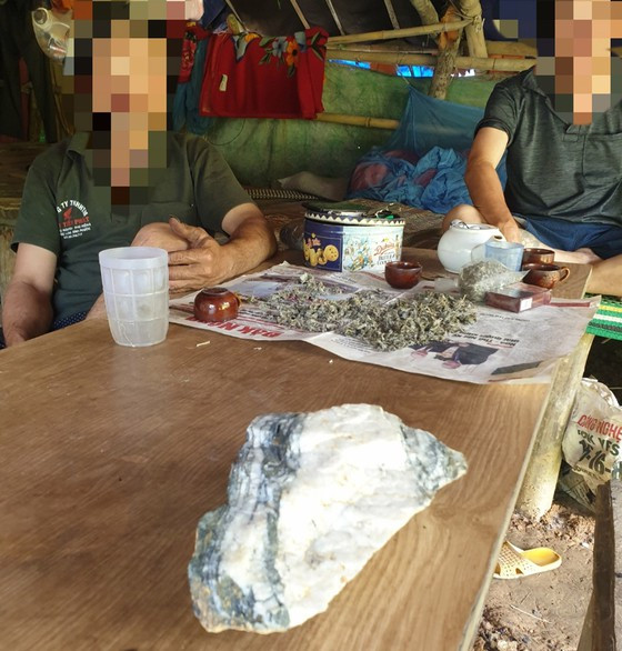 Vàng lẫn trong đá mà các đối tượng khai thác được tại mỏ. Ảnh: ĐÔNG NGUYÊN Vàng lẫn trong đá mà các đối tượng khai thác được tại mỏ. Ảnh: ĐÔNG NGUYÊN