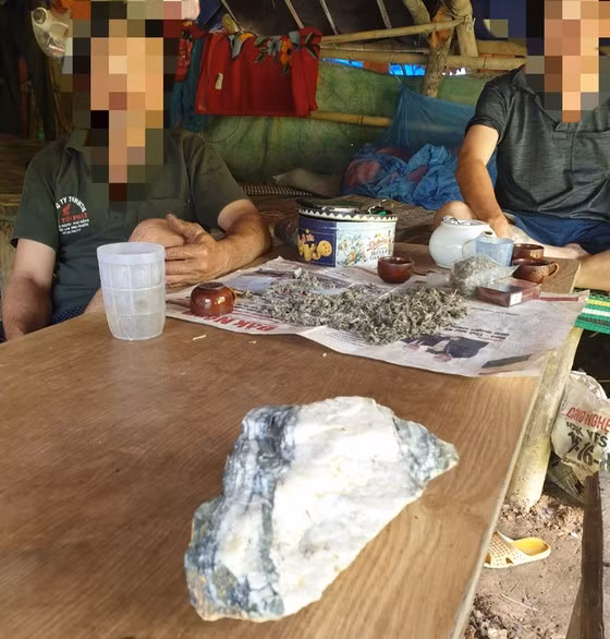 Vàng lẫn trong đá mà các đối tượng khai thác được tại mỏ. Ảnh: ĐÔNG NGUYÊN 