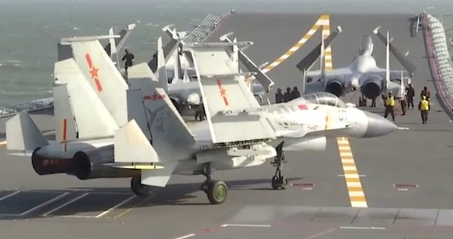 Hình ảnh chiến đấu cơ J-15 trên tàu Sơn Đông - Ảnh: Chụp từ clip của CCTV
