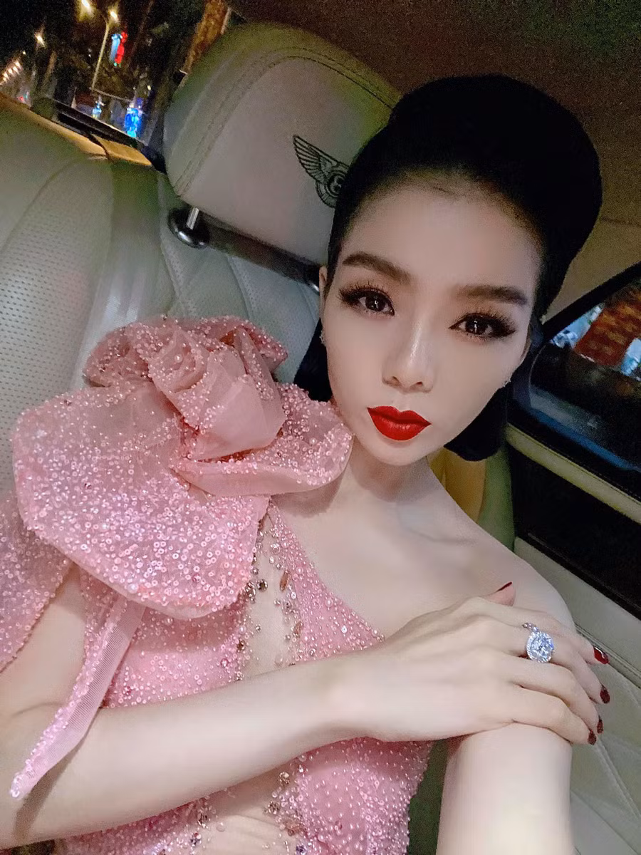 Trước đó, Lệ Quyên được fan nhận xét nhan sắc ngày càng thăng hạng dù ở tuổi U40. Nữ ca sĩ là một trong những người đẹp của showbiz Việt có vòng eo cạnh tranh với Ngọc Trinh khi cùng sở hữu eo 56 cm.