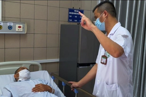 Bác sỹ kiểm tra thị lực của bệnh nhân ngộ độc methanol. (Ảnh: PV/Vietnam+) Bác sỹ kiểm tra thị lực của bệnh nhân ngộ độc methanol. (Ảnh: PV/Vietnam+)