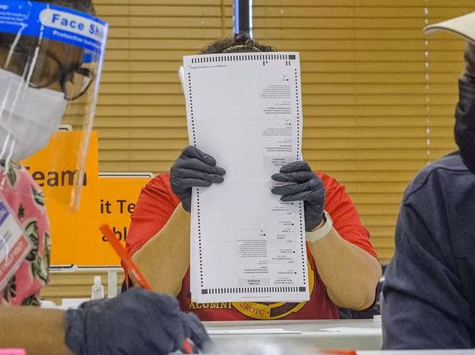  Kiểm phiếu ở bang Georgia. Ảnh: NPR