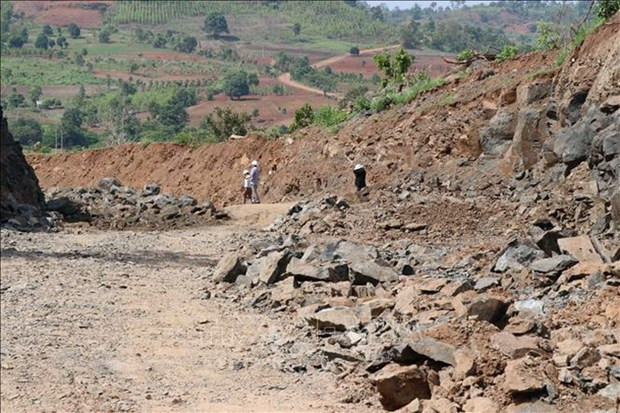 Những đoạn đường ngổn ngang vật liệu, tạm dừng thi công vì thiếu vốn. (Ảnh: TTXVN)