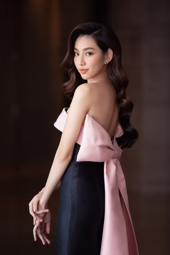 Người đẹp Nhân ái Thuỳ Tiên cũng là một trong những gương mặt nổi bật trên thảm đỏ họp báo chung kết toàn quốc Hoa hậu Việt Nam 2020. Chiếc váy đơn giản với điểm nhấn là chiếc nơ bản to sau lưng giúp cô trở nên nổi bật hơn ẢNH: BTC