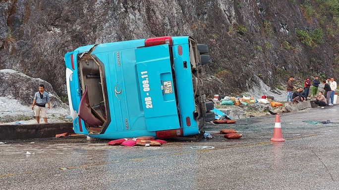 Hiện trường vụ tai nạn lật xe khách giường nằm khiến ít nhất 8 người thương vong - Ảnh: Như Quỳnh Hiện trường vụ tai nạn lật xe khách giường nằm khiến ít nhất 8 người thương vong - Ảnh: Như Quỳnh