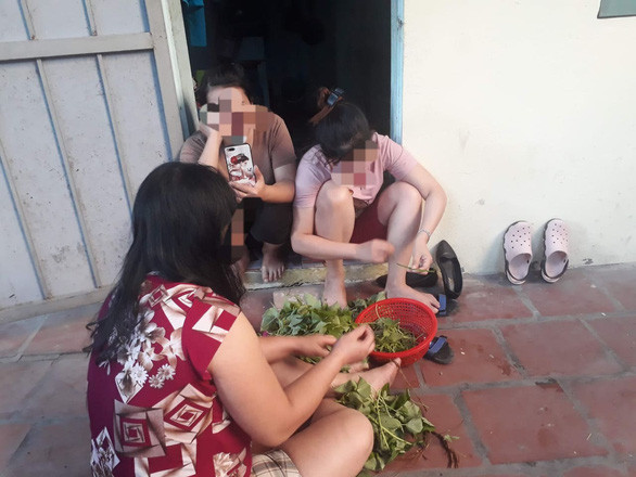 Xa nhà và nặng nỗi niềm riêng, các công nhân nữ gắn bó, ủi an nhau - Ảnh: TÂM LÊ