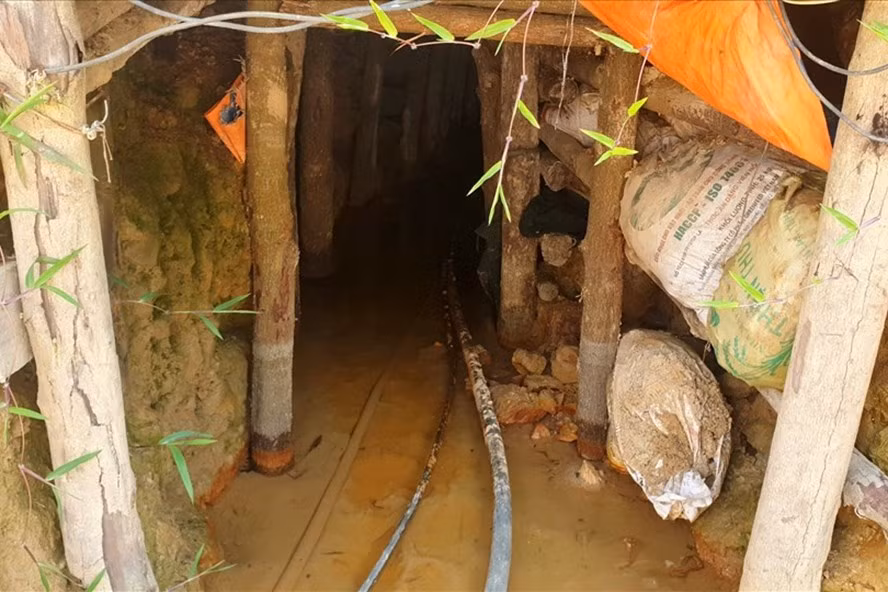 Đường hầm khai thác vàng được giới đào vàng xây dựng ngầm dưới lòng núi. Ảnh: Ngọc Giàu