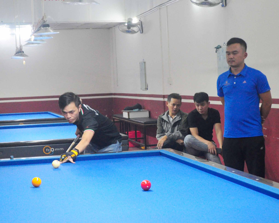 Cơ thủ Bùi Xuân Lâm thi đấu trận chung kết nội dung Carom 3 băng. Ảnh: Thiên Di