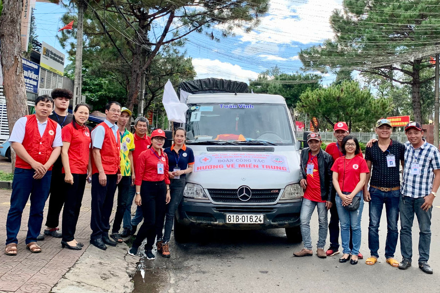 Đoàn công tác chụp ảnh lưu niệm trước khi khởi hành. Ảnh: Như Nguyện Đoàn công tác chụp ảnh lưu niệm trước khi khởi hành. Ảnh: Như Nguyện