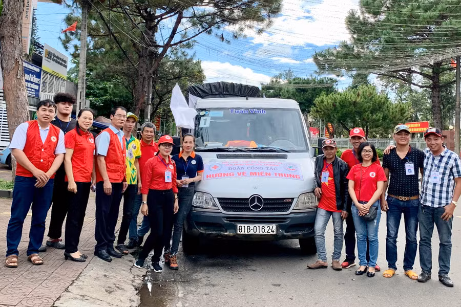  Đoàn công tác chụp ảnh lưu niệm trước khi khởi hành. Ảnh: Như Nguyện