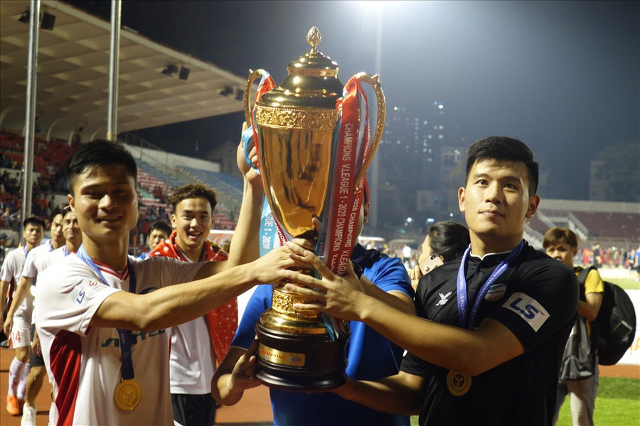 Các cầu thủ Việt Nam vẫn nhận được khoản tiền lương khá đầy đủ, trọn vẹn trong năm nay. Ảnh: Nguyễn Đăng.