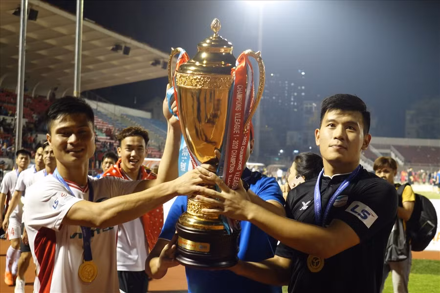 Các cầu thủ Việt Nam vẫn nhận được khoản tiền lương khá đầy đủ, trọn vẹn trong năm nay. Ảnh: Nguyễn Đăng.