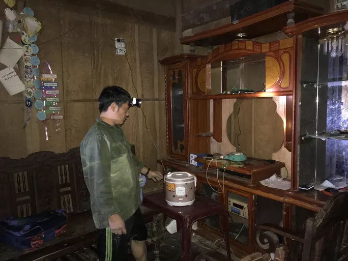 Mất điện, xe chở nhu yếu phẩm không vào được nên người dân ăn cơm muối qua ngày