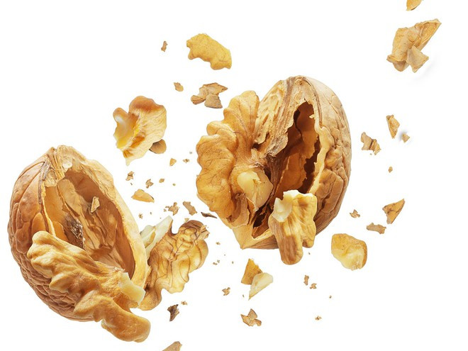 Hạt óc chó có tác dụng chống viêm, qua đó giúp giảm nguy cơ mắc bệnh tim ẢNH: SHUTTERSTOCK