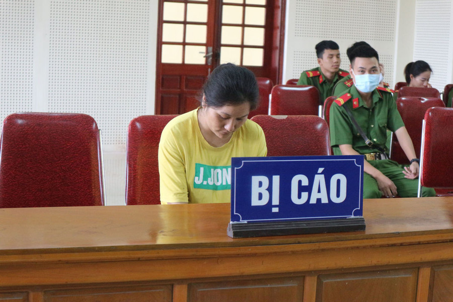 Bị cáo Moong Thị Lệ tại phiên tòa Bị cáo Moong Thị Lệ tại phiên tòa