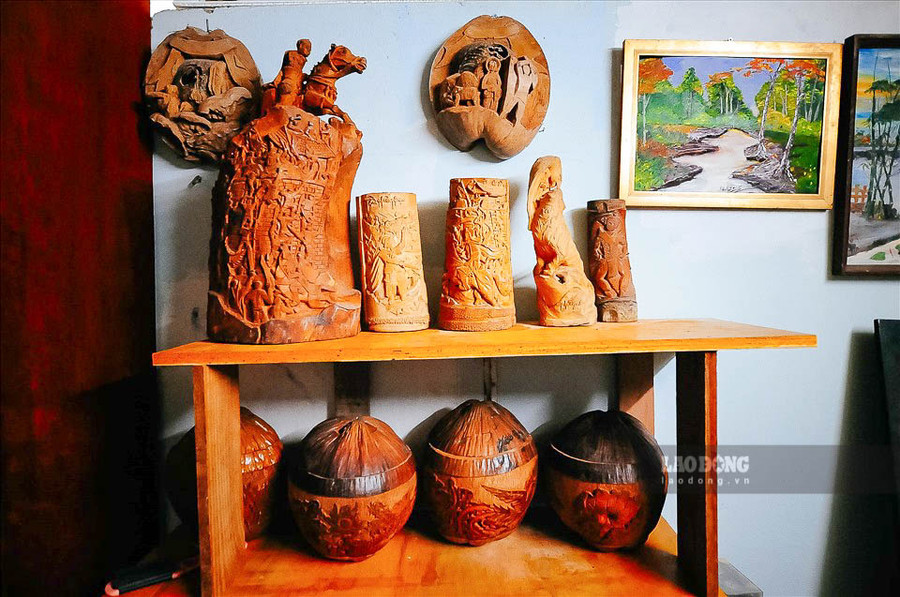  Không chỉ dừa khô, gần đây nghệ nhân này còn sáng tạo ra những sản phẩm đèn bằng tre, phù điêu trên dừa khô… được nhiều người vô cùng ưa thích.