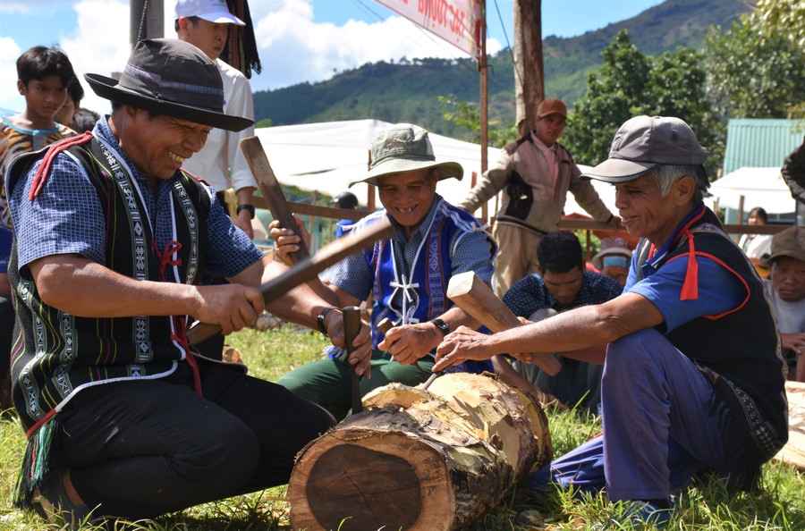 Các nghệ nhân biểu diễn nghệ thuật tạc tượng. Ảnh: Trần Dung