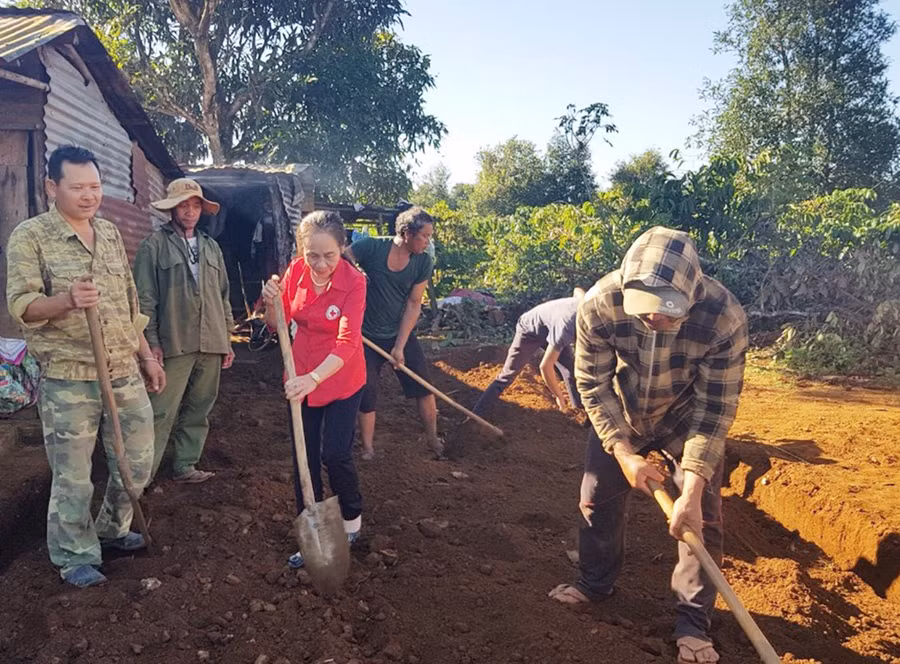 Khởi công xây nhà “Chữ thập đỏ” cho gia đình ông Kpă Kraih. Ảnh: Hồng Ngọc