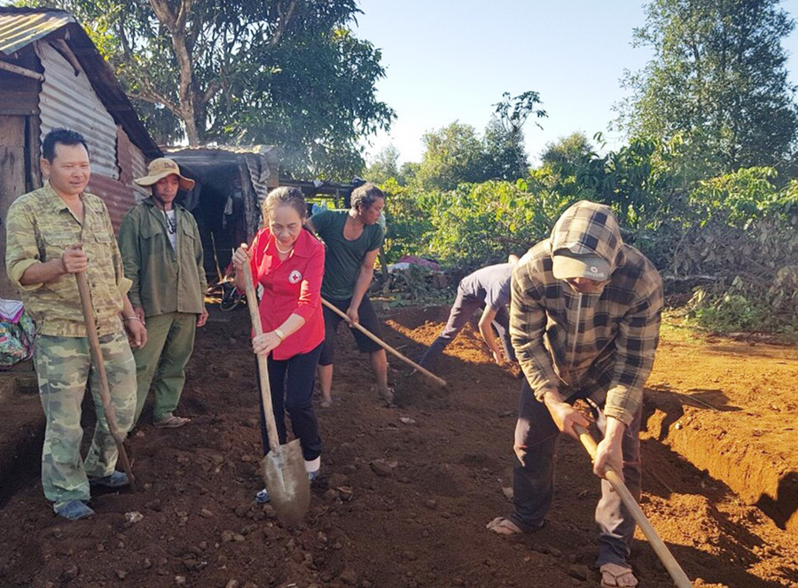 Khởi công nhà “Chữ thập đỏ” cho gia đình ông Kpă Kraih. Ảnh: Hồng Ngọc Khởi công xây nhà “Chữ thập đỏ” cho gia đình ông Kpă Kraih. Ảnh: Hồng Ngọc