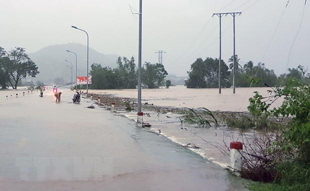 Nước lũ lên nhanh, chảy xiết gây ngập các tuyến đường giao thông đi về huyện miền núi Đồng Xuân. (Ảnh: Xuân Triệu/TTXVN)