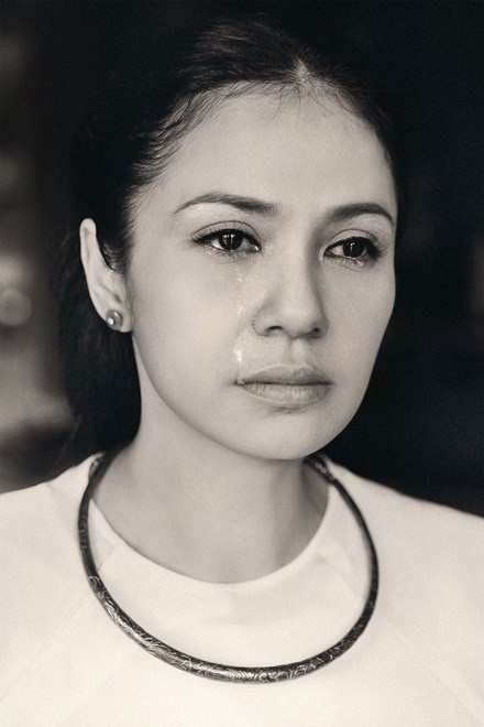 Cũng như Bạch Cúc, cuộc sống ngoài đời của Việt Trinh nhiều thăng trầm không kém. Cô từng trải qua nhiều mối tình sóng gió.