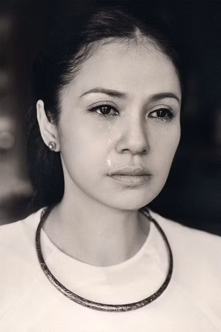 Cũng như Bạch Cúc, cuộc sống ngoài đời của Việt Trinh nhiều thăng trầm không kém. Cô từng trải qua nhiều mối tình sóng gió.