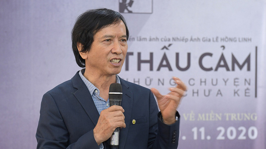  Nhà nhiếp ảnh Lê Hồng Linh tại buổi khai mạc triển lãm Thấu cảm - Ảnh: LÊ HỮU DŨNG