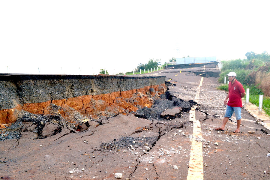 Đoạn đường xảy ra sự cố sụt lún tại Dự án đường tránh Đông Chư Sê. Ảnh: Lê Hòa