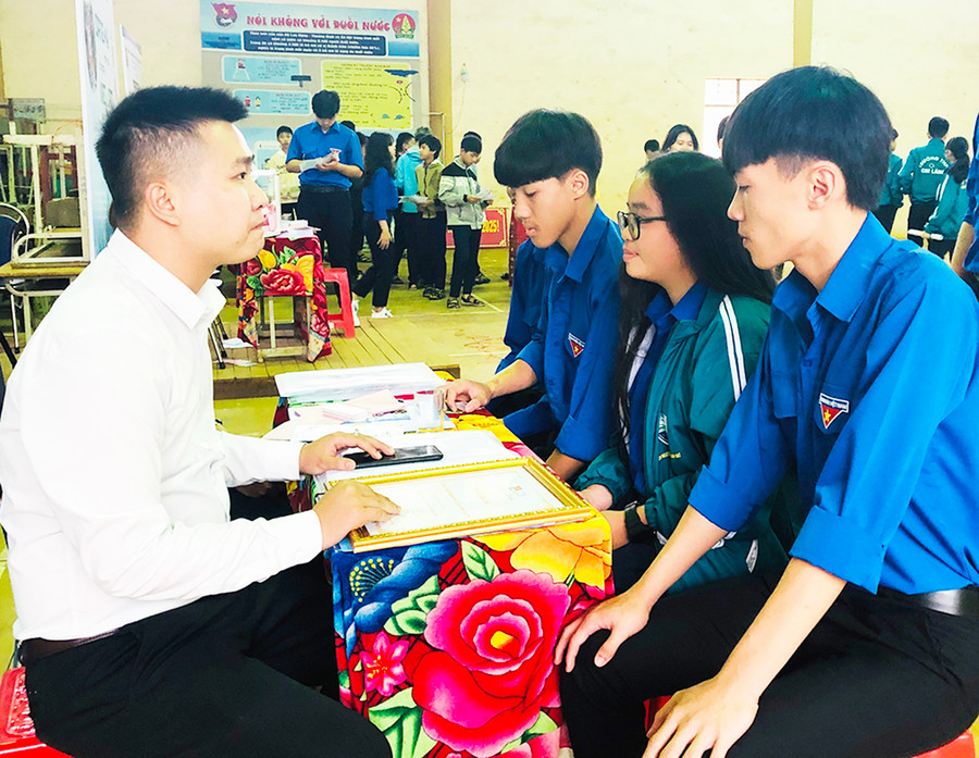 Các em học sinh được tư vấn, định hướng nghề nghiệp. Ảnh: Phan Lài Các em học sinh được các doanh nghiệp tư vấn, định hướng nghề nghiệp. Ảnh: Phan Lài