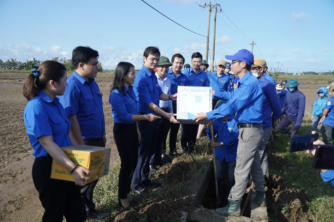 Đoàn công tác của T.Ư Đoàn do anh Bùi Quang Huy, Bí thư T.Ư Đoàn dẫn đầu đã đến thăm đội hình tình nguyện này vào chiều 21.11 ẢNH: NGUYỄN PHÚC