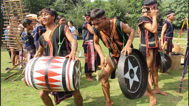 Trống 'pơ nưng' và cồng 'chiêng,' theo cách gọi của tiếng đồng bào Bana. (Ảnh: Minh Anh/Vietnam+)