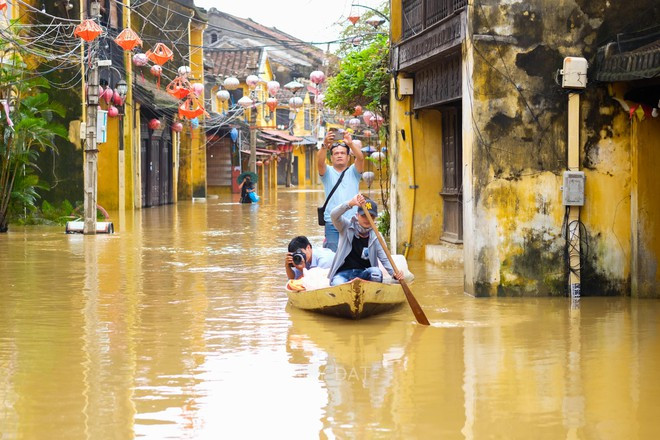 Du khách lưu lại kỷ niệm mùa lũ nơi phố Hội HUY ĐẠT