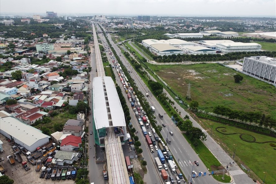 Tuyến metro số 1 (Bến Thành - Suối Tiên) dự kiến hoàn thành cuối năm 2021 sẽ giúp việc đi lại giữa Thành phố Thủ Đức và trung tâm TPHCM được thuận tiện hơn. Ảnh: Minh Quân Tuyến metro số 1 (Bến Thành - Suối Tiên) dự kiến hoàn thành cuối năm 2021 sẽ giúp việc đi lại giữa Thành phố Thủ Đức và trung tâm TPHCM được thuận tiện hơn. Ảnh: Minh Quân