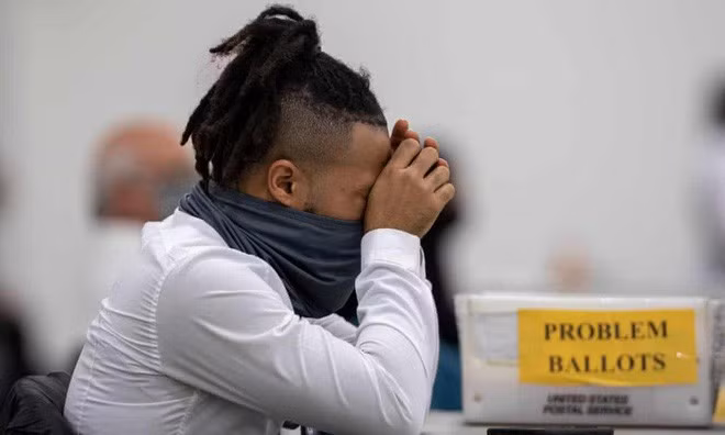 Tính đến cuối ngày 4-11, người Mỹ đang hồi hộp chờ kết quả kiểm phiếu ở 5 bang cuối cùng. Ảnh: AP Tính đến cuối ngày 4-11, người Mỹ đang hồi hộp chờ kết quả kiểm phiếu ở 5 bang cuối cùng. Ảnh: AP