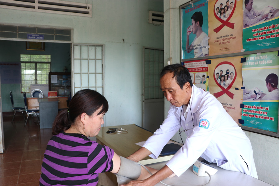 Người dân đến khám bệnh tại Trạm Y tế xã Song An, thị xã An Khê. Ảnh: Ngọc Minh