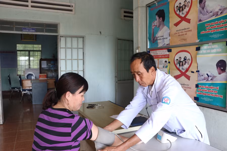 Người dân đến khám bệnh tại Trạm Y tế xã Song An, thị xã An Khê. Ảnh: Ngọc Minh