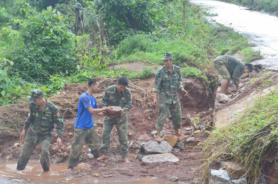 Cán bộ, chiến sĩ Đồn Biên phòng Ia O (huyện Ia Grai) tham gia xây dựng đường giao thông nông thôn trên địa bàn. Ảnh: Thái Kim Nga