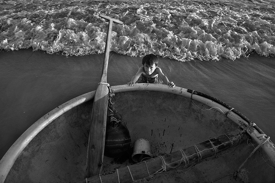 Tác phẩm Phụ giúp gia đình trong ngày hè Ảnh nhiếp ảnh gia Lê Hồng Linh chụp tại Bình Thuận