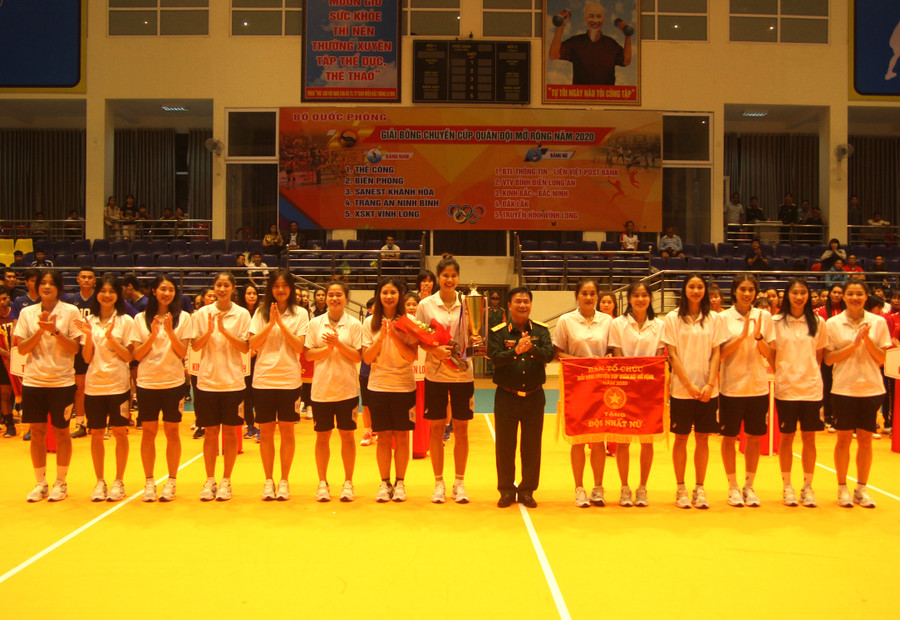  Các cô gái Thông tin Liên Việt Post Bank đã vô địch một cách tuyệt đối. Ảnh: Văn Ngọc