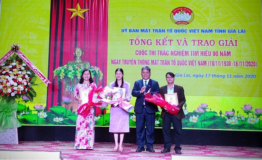 Đồng chí Hồ Văn Điềm-Ủy viên Ban Thường vụ Tỉnh ủy, Chủ tịch Ủy ban MTTQ Việt Nam tỉnh trao thưởng cho các cá nhân đạt giải. Ảnh: Lê Đại
